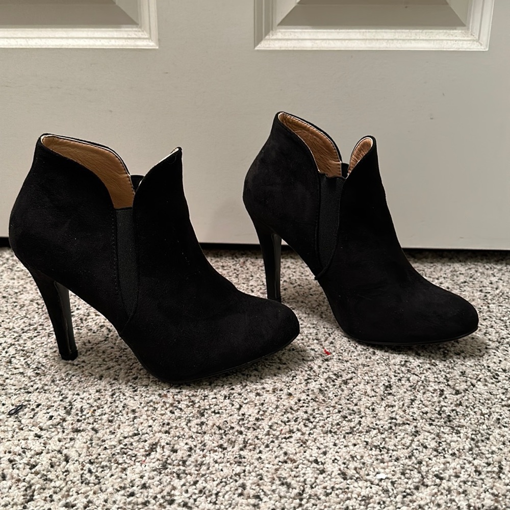 Black suede Bella Marie Booties EUC